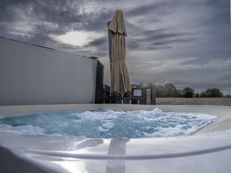 Be Well Barn - hot tub